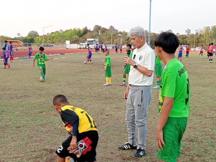 ม.นครพนม ร่วมกับ สมาคมกีฬาแห่งจังหวัดนครพนม จัดกิจกรรมฝึกทักษะฟุตบอลเยาวชนในพื้นที่ กว่า 300 คน (Nakhon Phanom University, in collaboration with the Nakhon Phanom Provincial Sports Association, organized a youth football skills training event for over 300 participants in the area.)