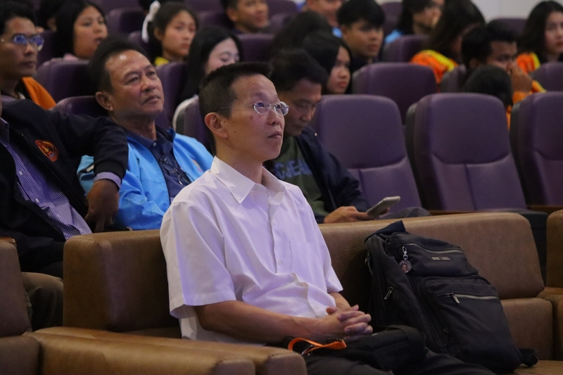 ม.นครพนม ร่วมกับ สมาคมกีฬาแห่งจังหวัดนครพนม จัดกิจกรรมฝึกทักษะฟุตบอลเยาวชนในพื้นที่ กว่า 300 คน (Nakhon Phanom University, in collaboration with the Nakhon Phanom Provincial Sports Association, organized a youth football skills training event for over 300 participants in the area.)