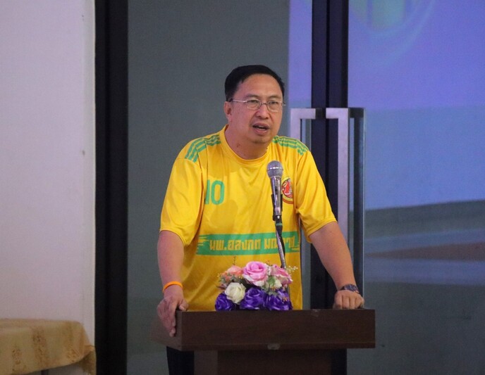 ม.นครพนม ร่วมกับ สมาคมกีฬาแห่งจังหวัดนครพนม จัดกิจกรรมฝึกทักษะฟุตบอลเยาวชนในพื้นที่ กว่า 300 คน (Nakhon Phanom University, in collaboration with the Nakhon Phanom Provincial Sports Association, organized a youth football skills training event for over 300 participants in the area.)