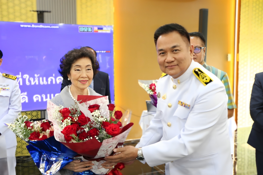 มหาวิทยาลัยนครพนม เชิดชูเกียรติแด่ผู้รับพระราชทานปริญญากิตติมศักดิ์ และรางวัลเข็มเชิดชูเกียรติพระธาตุพนม ประจำปีการศึกษา 2566