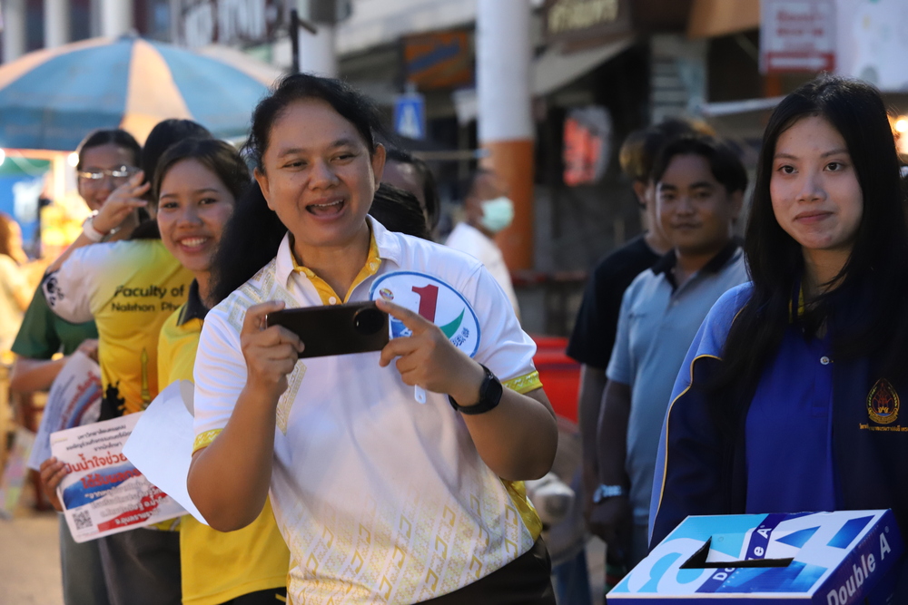 นักศึกษา ม.นครพนม เปิดหมวกร้องเพลงส่งต่อกำลังใจและงบประมาณ ช่วยเหลือโรงเรียนโดมประดิษฐ์วิทยา จ.อุบลราชธานี