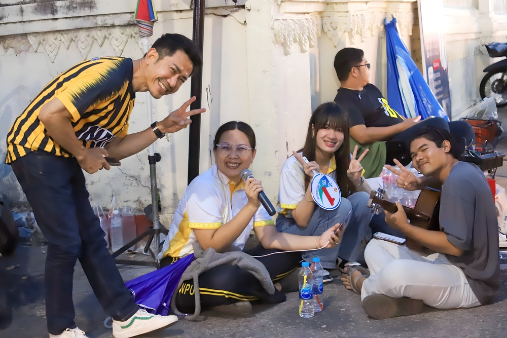 นักศึกษา ม.นครพนม เปิดหมวกร้องเพลงส่งต่อกำลังใจและงบประมาณ ช่วยเหลือโรงเรียนโดมประดิษฐ์วิทยา จ.อุบลราชธานี