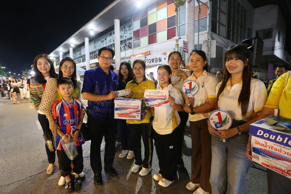 นักศึกษา ม.นครพนม เปิดหมวกร้องเพลงส่งต่อกำลังใจและงบประมาณ ช่วยเหลือโรงเรียนโดมประดิษฐ์วิทยา จ.อุบลราชธานี