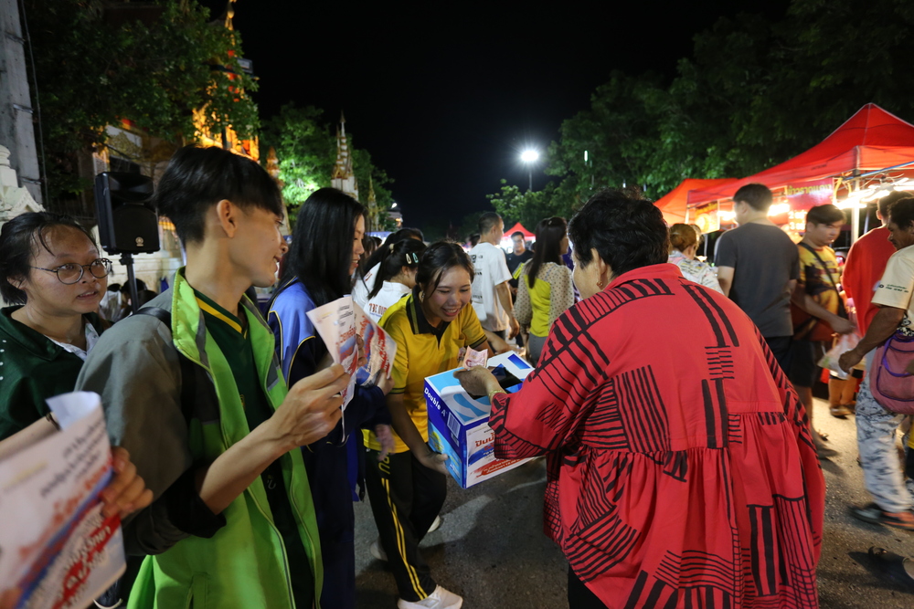 นักศึกษา ม.นครพนม เปิดหมวกร้องเพลงส่งต่อกำลังใจและงบประมาณ ช่วยเหลือโรงเรียนโดมประดิษฐ์วิทยา จ.อุบลราชธานี