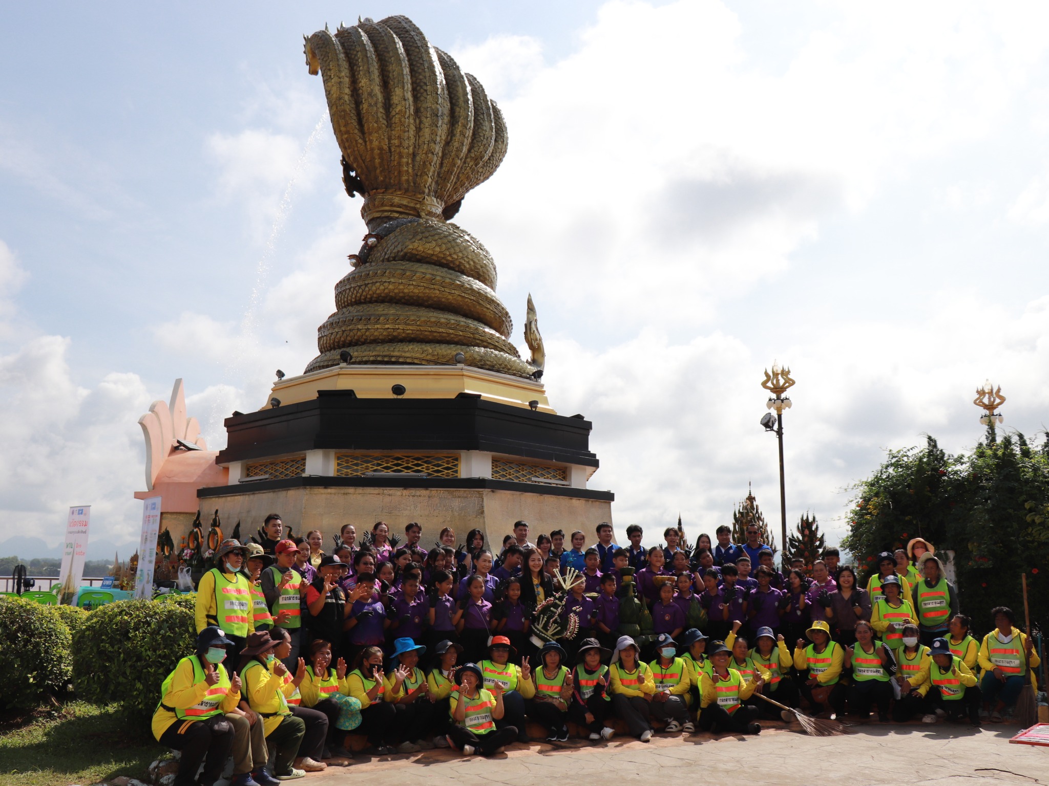 คณะศิลปศาสตร์และวิทยาศาสตร์ ร่วมทำกิจกรรมจิตอาสา “เก็บและคัดแยกขยะจากพิธีบวงสรวงพญาศรีสัตตนาคราช”