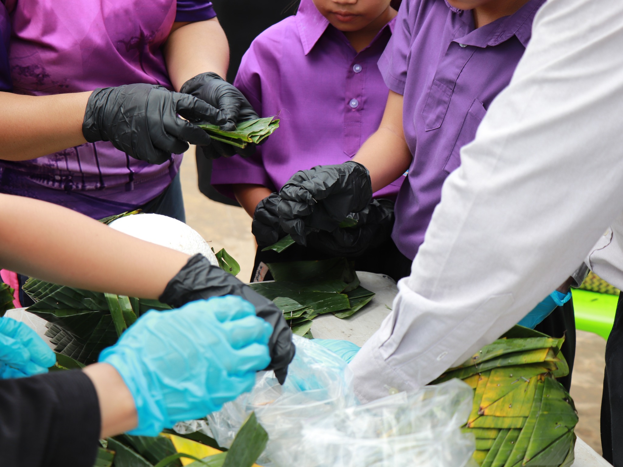 คณะศิลปศาสตร์และวิทยาศาสตร์ ร่วมทำกิจกรรมจิตอาสา “เก็บและคัดแยกขยะจากพิธีบวงสรวงพญาศรีสัตตนาคราช”