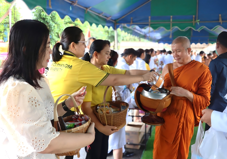 ม.นครพนม ร่วมพิธีทำบุญตักบาตรมหามงคล เฉลิมพระเกียรติพระบาทสมเด็จพระเจ้าอยู่หัว เนื่องในวันเฉลิมพระชนมพรรษา 28 กรกฎาคม 2568