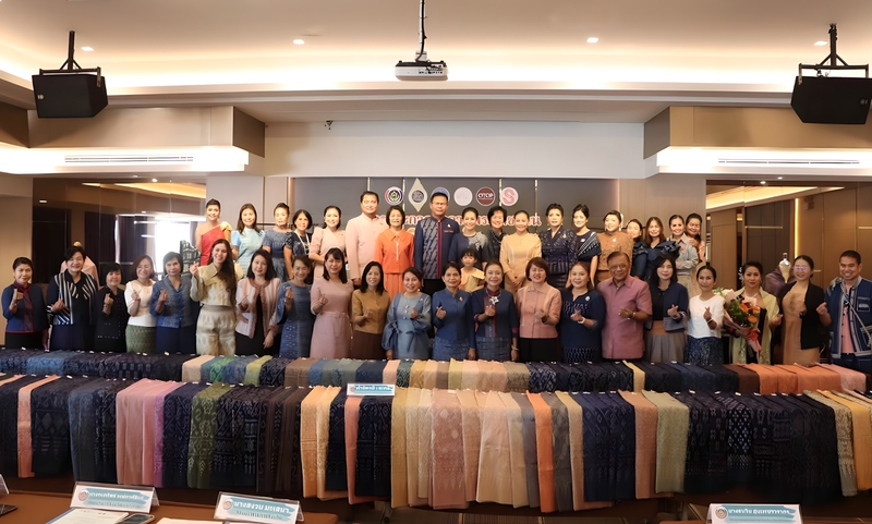 ม.นครพนม ร่วมส่งเสริมภูมิปัญญาผ้าไทย ประกวด “ผ้าลายสิริราชพัสตราภรณ์” และงานหัตถกรรม ระดับจังหวัด ยกระดับรายได้ชุมชน