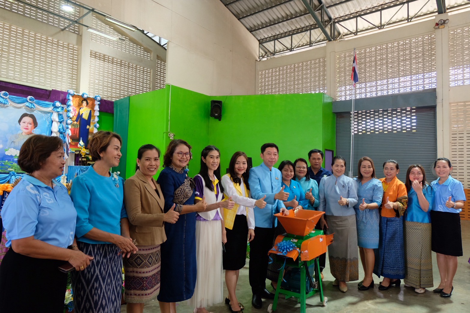 นักวิจัย ม.นครพนม ส่งมอบเครื่องย่อยวัสดุเหลือใช้เพื่อผลิตกระดาษใยกล้วย แก่โรงเรียนเทศบาล 1 (หนองแสง)