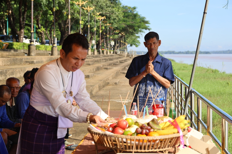 ม.นครพนม บวงสรวงการสร้างเรือไฟโชว์ ประจำปี 2568 ร่วมสืบสานประเพณีไหลเรือไฟจังหวัดนครพนม