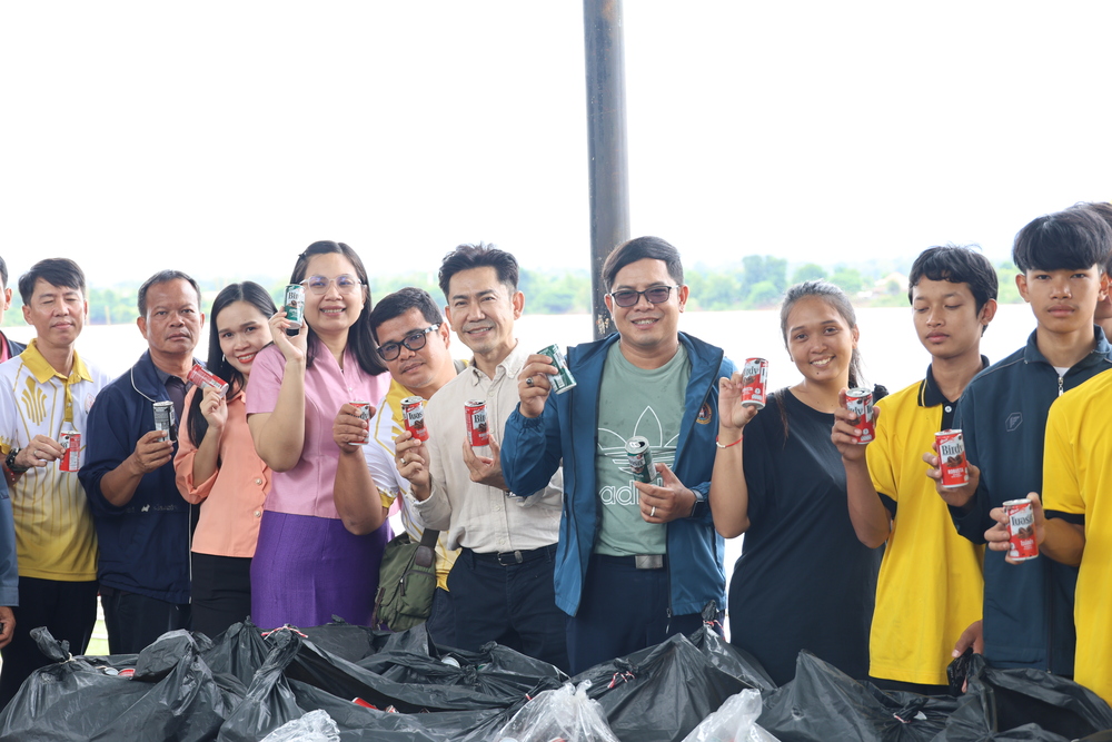 วิทยาลัยธาตุพนม มหาวิทยาลัยนครพนม มอบกระป๋องเครื่องดื่ม 10,100 ใบ ร่วมสร้างสรรค์เรือไฟโชว์งานไหลเรือไฟโลก 2568