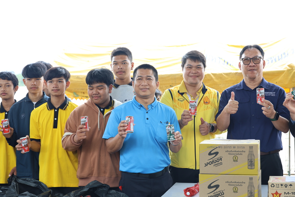 วิทยาลัยธาตุพนม มหาวิทยาลัยนครพนม มอบกระป๋องเครื่องดื่ม 10,100 ใบ ร่วมสร้างสรรค์เรือไฟโชว์งานไหลเรือไฟโลก 2568