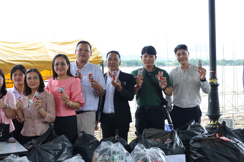 วิทยาลัยธาตุพนม มหาวิทยาลัยนครพนม มอบกระป๋องเครื่องดื่ม 10,100 ใบ ร่วมสร้างสรรค์เรือไฟโชว์งานไหลเรือไฟโลก 2568