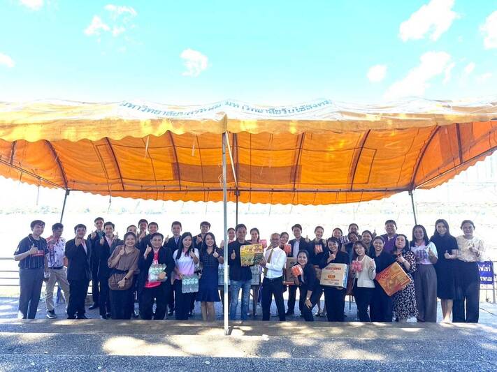 นักศึกษา ป.โท คณะครุศาสตร์ สนับสนุนอาหารแห้งพร้อมเครื่องดื่มแก่ทีมงานสร้างเรือไฟ มหาวิทยาลัยนครพนม