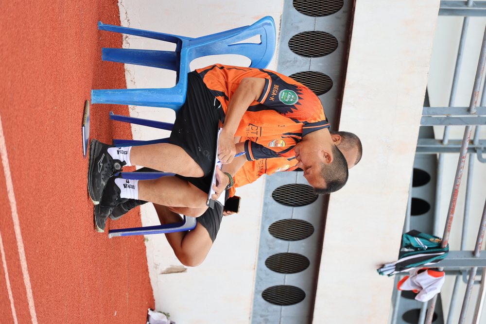 อธิการบดีมหาวิทยาลัยนครพนมให้กำลังใจนักฟุตบอล ก่อนร่วมศึกกีฬามหาวิทยาลัยแห่งประเทศไทย ครั้งที่ 51