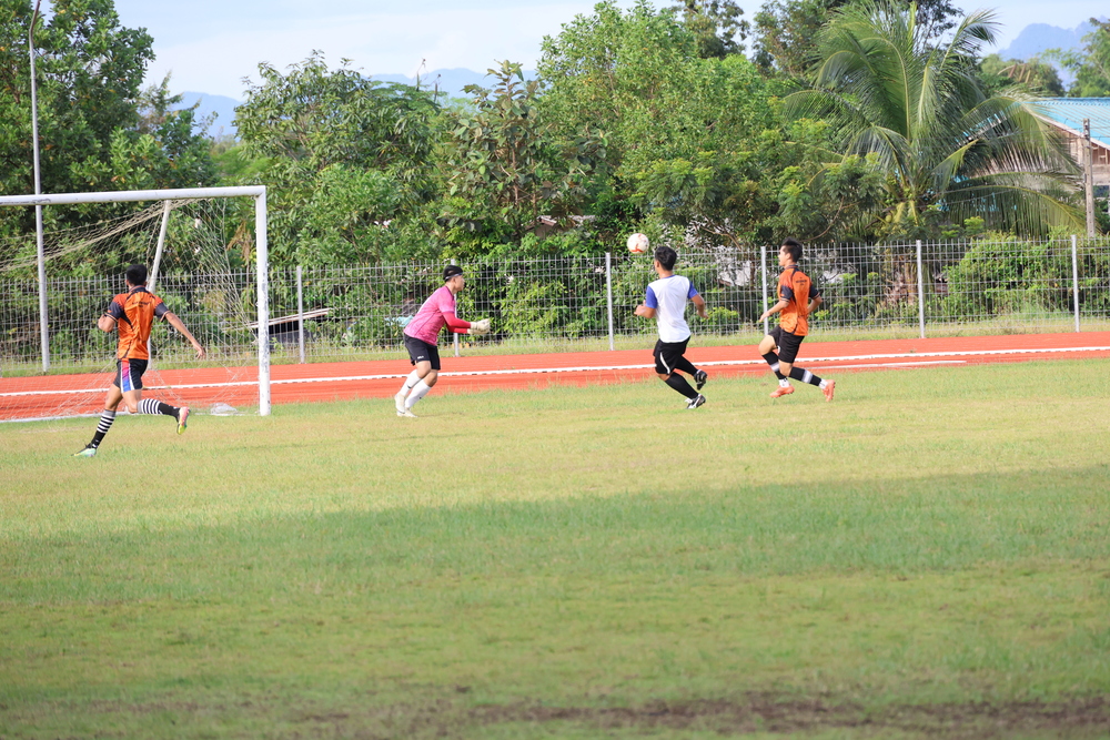 อธิการบดีมหาวิทยาลัยนครพนมให้กำลังใจนักฟุตบอล ก่อนร่วมศึกกีฬามหาวิทยาลัยแห่งประเทศไทย ครั้งที่ 51