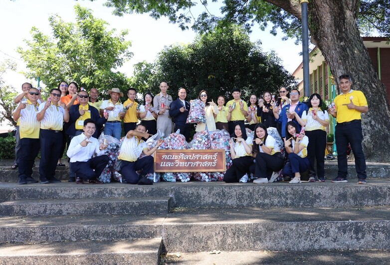 คณะศิลปศาสตร์และวิทยาศาสตร์ มอบกระป๋องเครื่องดื่ม 6,553 ใบ สนับสนุนการสร้างเรือไฟ ประจำปี 2568