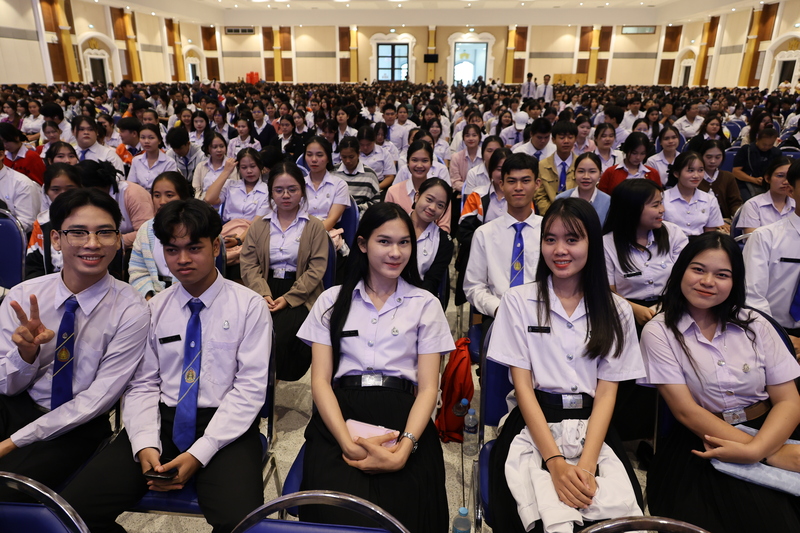 ม.นครพนม ต้อนรับแม่ทัพภาคที่ 2 บรรยายพิเศษ ปลูกจิตสำนึกรักษ์ชาติบ้านเมืองแก่เยาวชนรุ่นใหม่