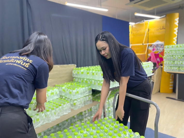 รับมอบน้ำดื่ม จาก AIS สนับสนุนกิจกรรมไหลเรือไฟ มหาวิทยาลัยนครพนม