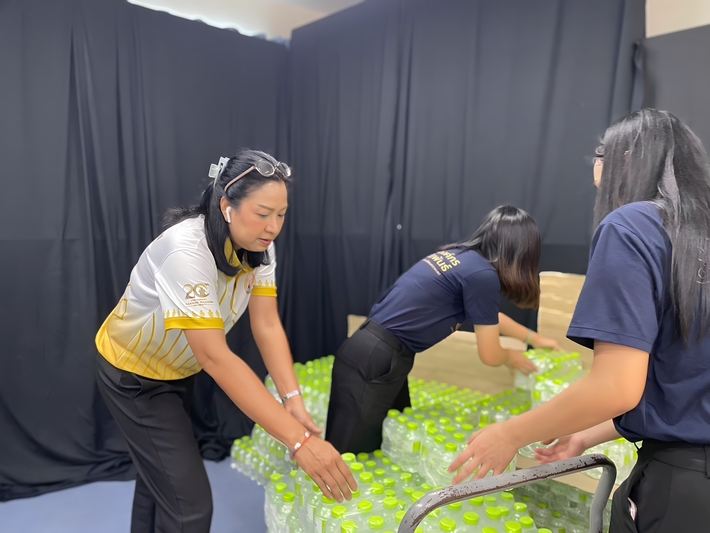 รับมอบน้ำดื่ม จาก AIS สนับสนุนกิจกรรมไหลเรือไฟ มหาวิทยาลัยนครพนม