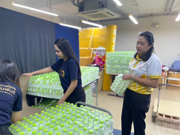 รับมอบน้ำดื่ม จาก AIS สนับสนุนกิจกรรมไหลเรือไฟ มหาวิทยาลัยนครพนม