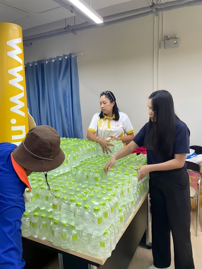 รับมอบน้ำดื่ม จาก AIS สนับสนุนกิจกรรมไหลเรือไฟ มหาวิทยาลัยนครพนม