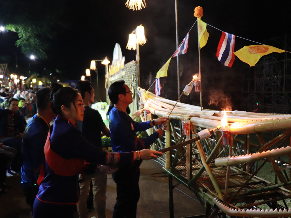 มหาวิทยาลัยนครพนมจัดแสดง “เรือไฟโชว์” ลำแรก เปิดม่านงานมหกรรมไหลเรือไฟโลก ประจำปี 2568