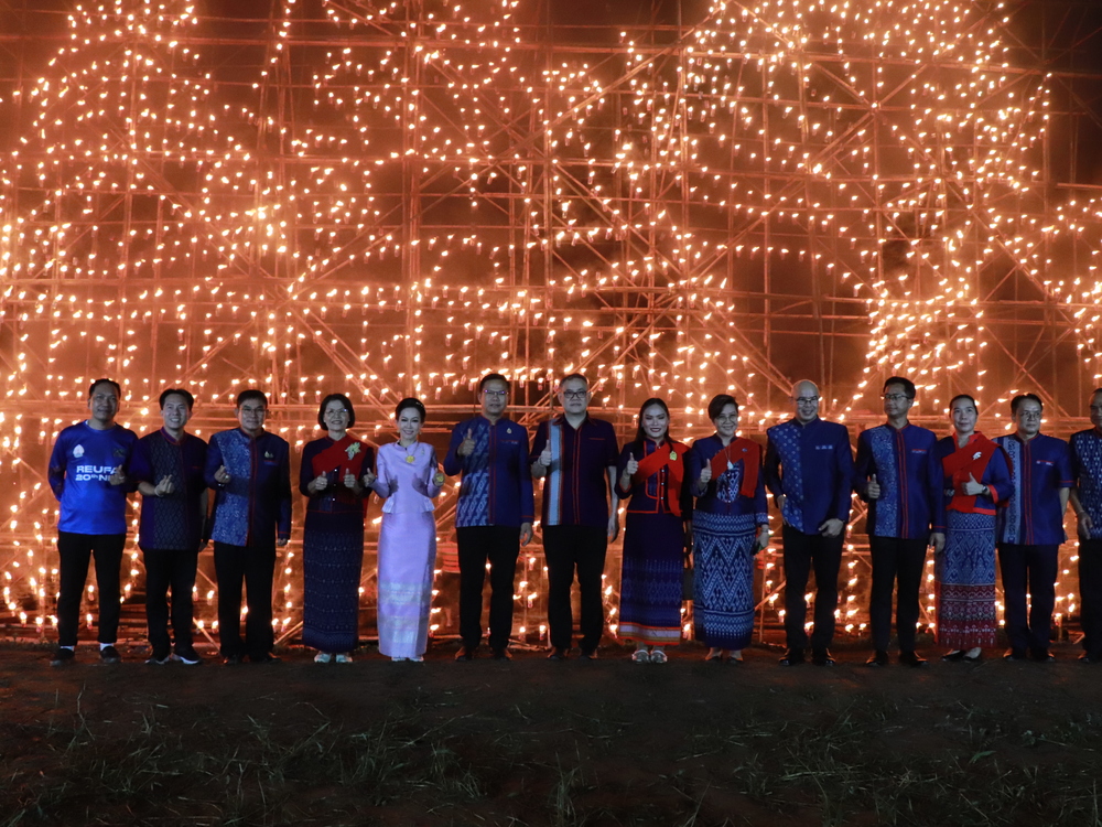 มหาวิทยาลัยนครพนมจัดแสดง “เรือไฟโชว์” ลำแรก เปิดม่านงานมหกรรมไหลเรือไฟโลก ประจำปี 2568