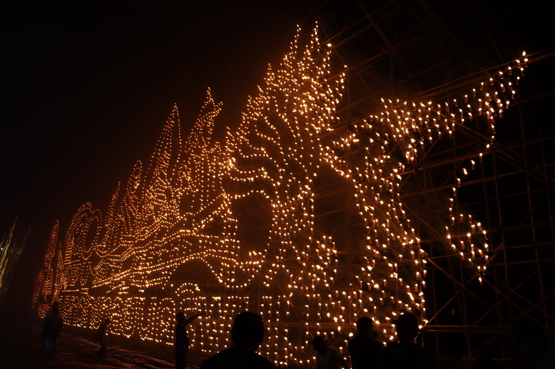 ม.นครพนม ไหลเรือไฟโชว์ชดเชยหลังฝนตกหนัก