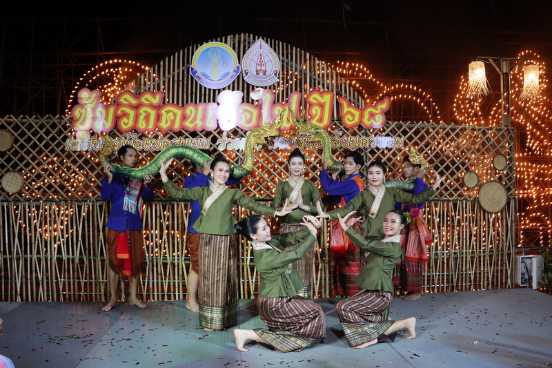 ม.นครพนม จัดไหลเรือไฟโชว์วันที่สาม ร่วมกับ เทศบาลเมืองนครพนม