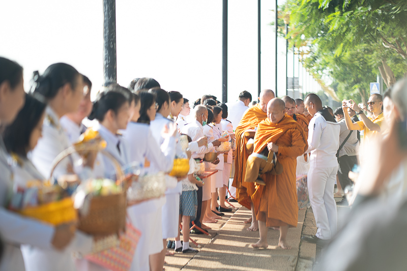 มหาวิทยาลัยนครพนมร่วมพิธีเจริญพระพุทธมนต์ทำบุญตักบาตร และวางพวงมาลาเนื่องในวันนวมินทรมหาราช ประจำปี 2568