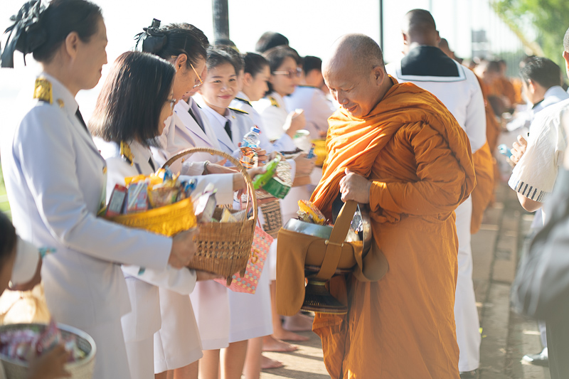 มหาวิทยาลัยนครพนมร่วมพิธีเจริญพระพุทธมนต์ทำบุญตักบาตร และวางพวงมาลาเนื่องในวันนวมินทรมหาราช ประจำปี 2568