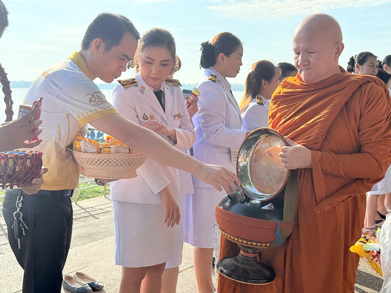 มหาวิทยาลัยนครพนมร่วมพิธีเจริญพระพุทธมนต์ทำบุญตักบาตร และวางพวงมาลาเนื่องในวันนวมินทรมหาราช ประจำปี 2568