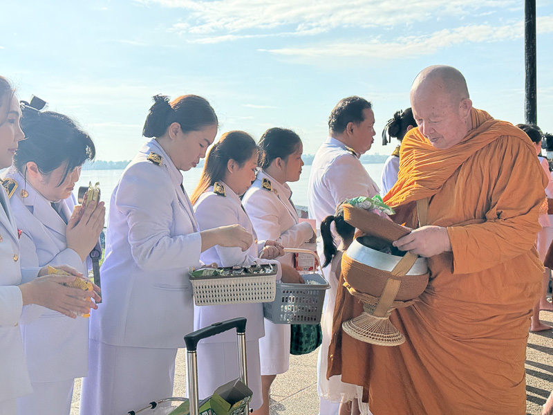 มหาวิทยาลัยนครพนมร่วมพิธีเจริญพระพุทธมนต์ทำบุญตักบาตร และวางพวงมาลาเนื่องในวันนวมินทรมหาราช ประจำปี 2568