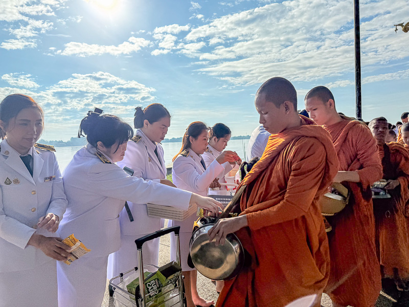 มหาวิทยาลัยนครพนมร่วมพิธีเจริญพระพุทธมนต์ทำบุญตักบาตร และวางพวงมาลาเนื่องในวันนวมินทรมหาราช ประจำปี 2568