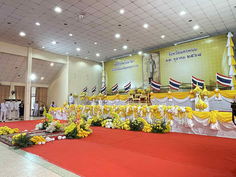 มหาวิทยาลัยนครพนมร่วมพิธีเจริญพระพุทธมนต์ทำบุญตักบาตร และวางพวงมาลาเนื่องในวันนวมินทรมหาราช ประจำปี 2568