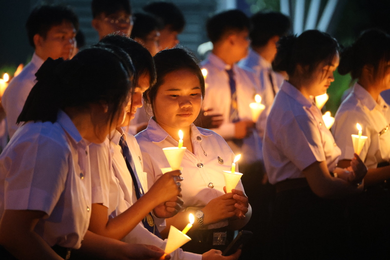 ม.นครพนม จุดเทียนแปลอักษร น้อมรำลึกในพระมหากรุณาธิคุณ สมเด็จพระบรมราชชนนีพันปีหลวง