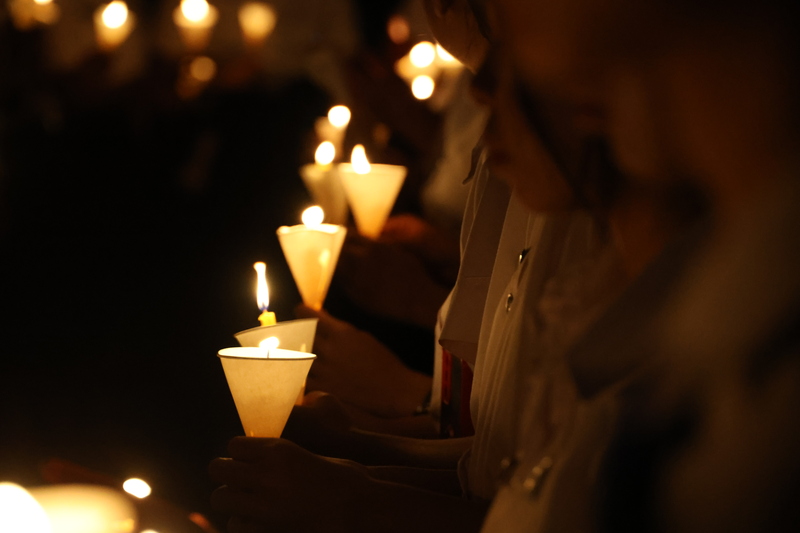 ม.นครพนม จุดเทียนแปลอักษร น้อมรำลึกในพระมหากรุณาธิคุณ สมเด็จพระบรมราชชนนีพันปีหลวง