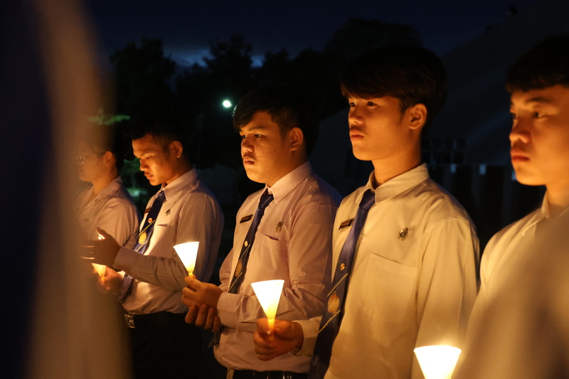 ม.นครพนม จุดเทียนแปลอักษร น้อมรำลึกในพระมหากรุณาธิคุณ สมเด็จพระบรมราชชนนีพันปีหลวง