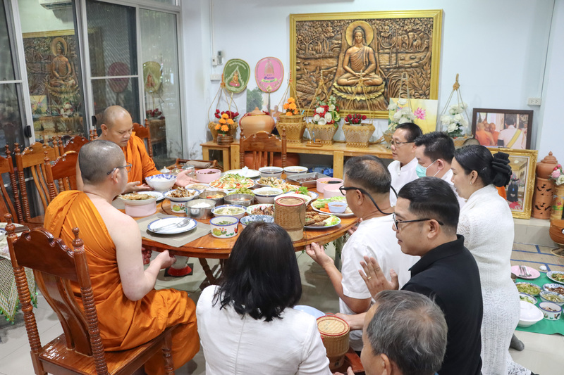 ม.นครพนม ร่วมถวายภัตตาหารเช้าพระสงฆ์ วัดพระธาตุพนมวรมหาวิหาร