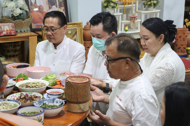 ม.นครพนม ร่วมถวายภัตตาหารเช้าพระสงฆ์ วัดพระธาตุพนมวรมหาวิหาร