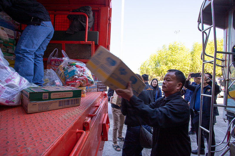 มหาวิทยาลัยนครพนม รวมธารน้ำใจจากอีสานสู่แดนใต้ ส่งมอบสิ่งของช่วยเหลือผู้ประสบอุทกภัยภาคใต้