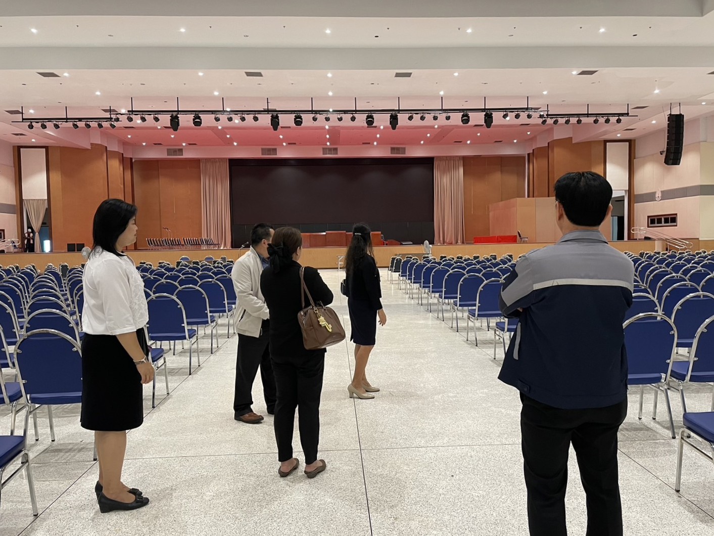 อธิการบดี ลงพื้นที่ติดตามการเตรียมงานหอประชุมวชิรบพิตร